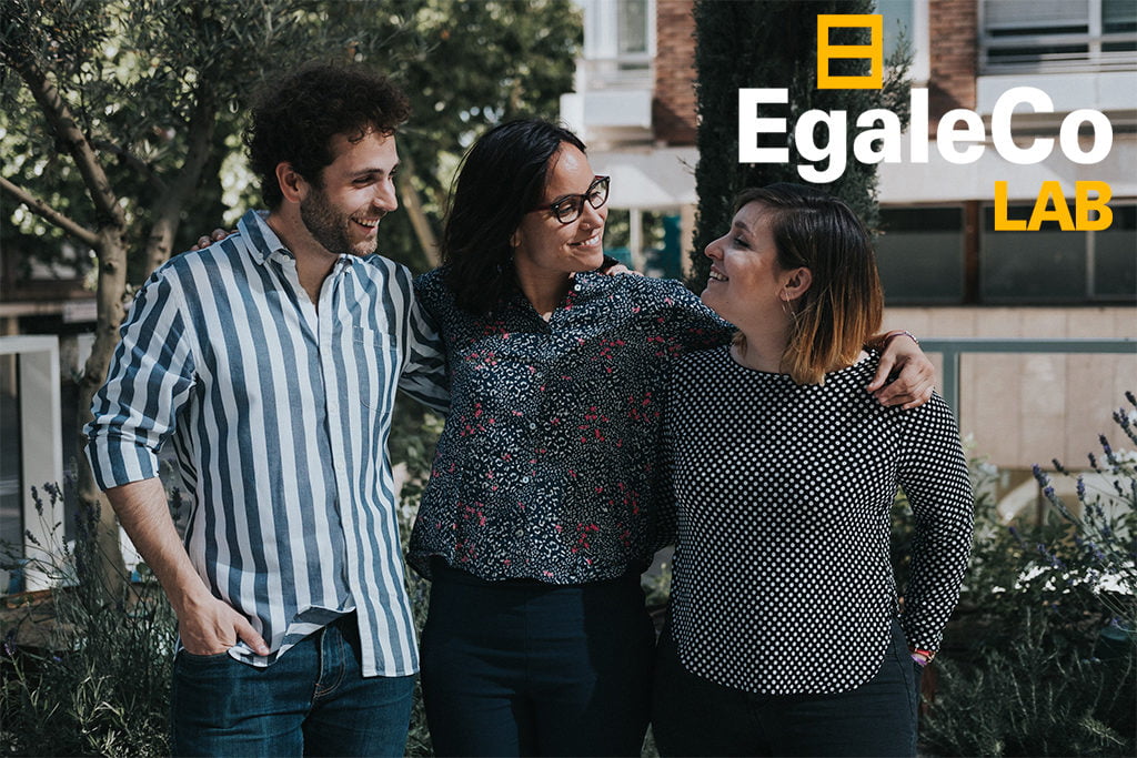foto del equipo de consultores de género de EgaleCo Lab formado por dos mujeres y un hombre que se miran con complicidad, superpuesto el logo de EgaleCo Lab